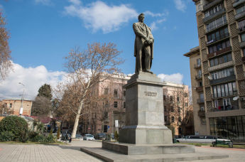 Памятник Александру Грибоедову в центре Тбилиси, Грузия