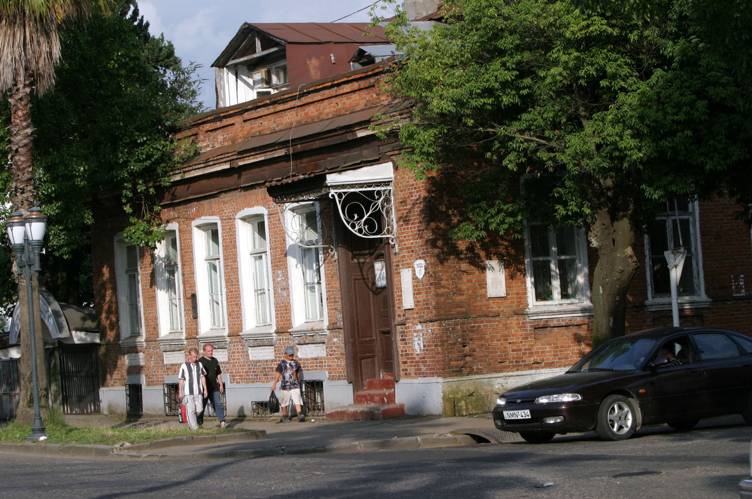 В этом доме в Батуми в 1888-1900 гг. останавливались великие русские писатели Антон Чехов и Максим Горький.