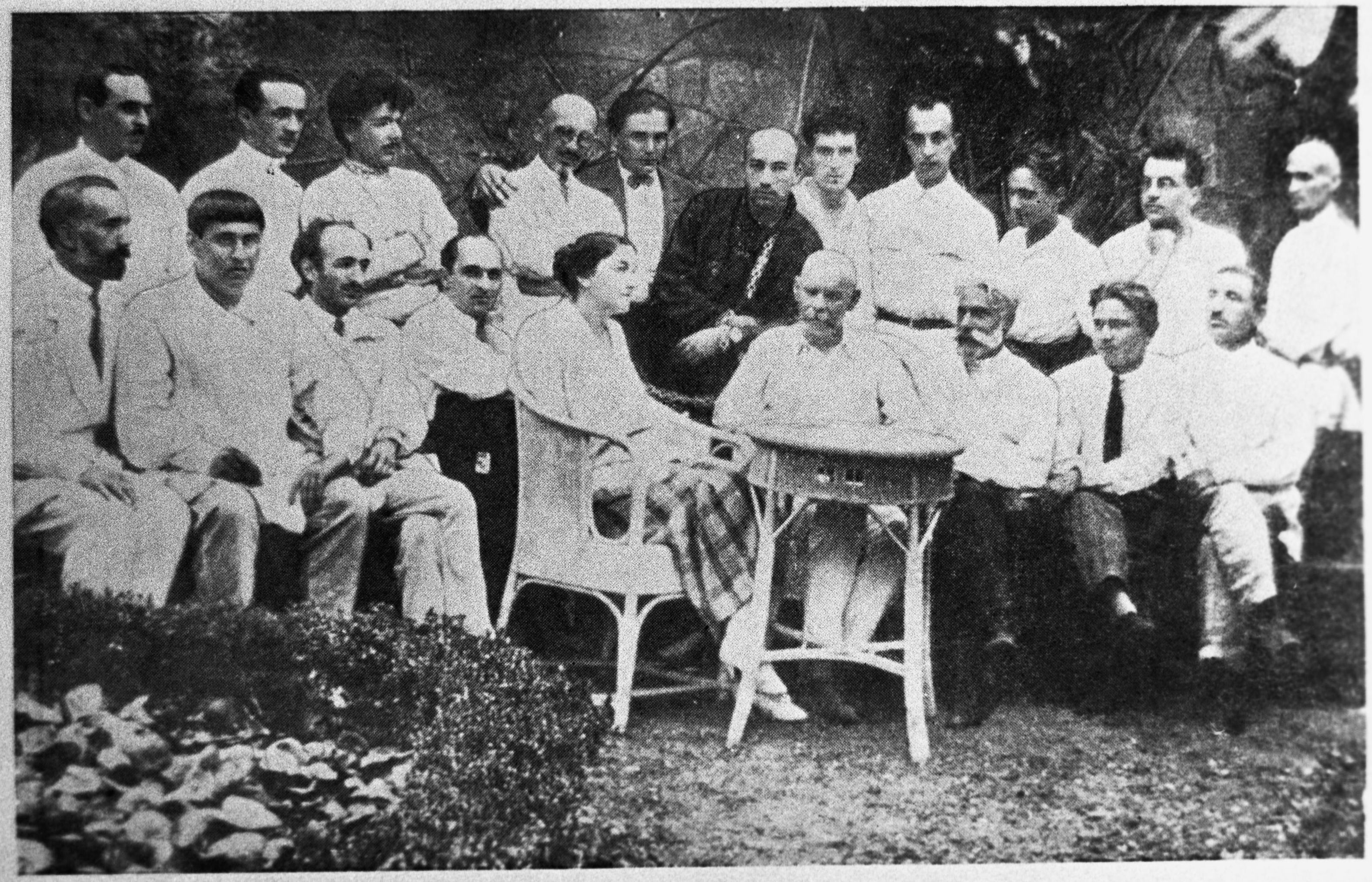Максим Горький (в центре, за столом) и грузинские писатели.
