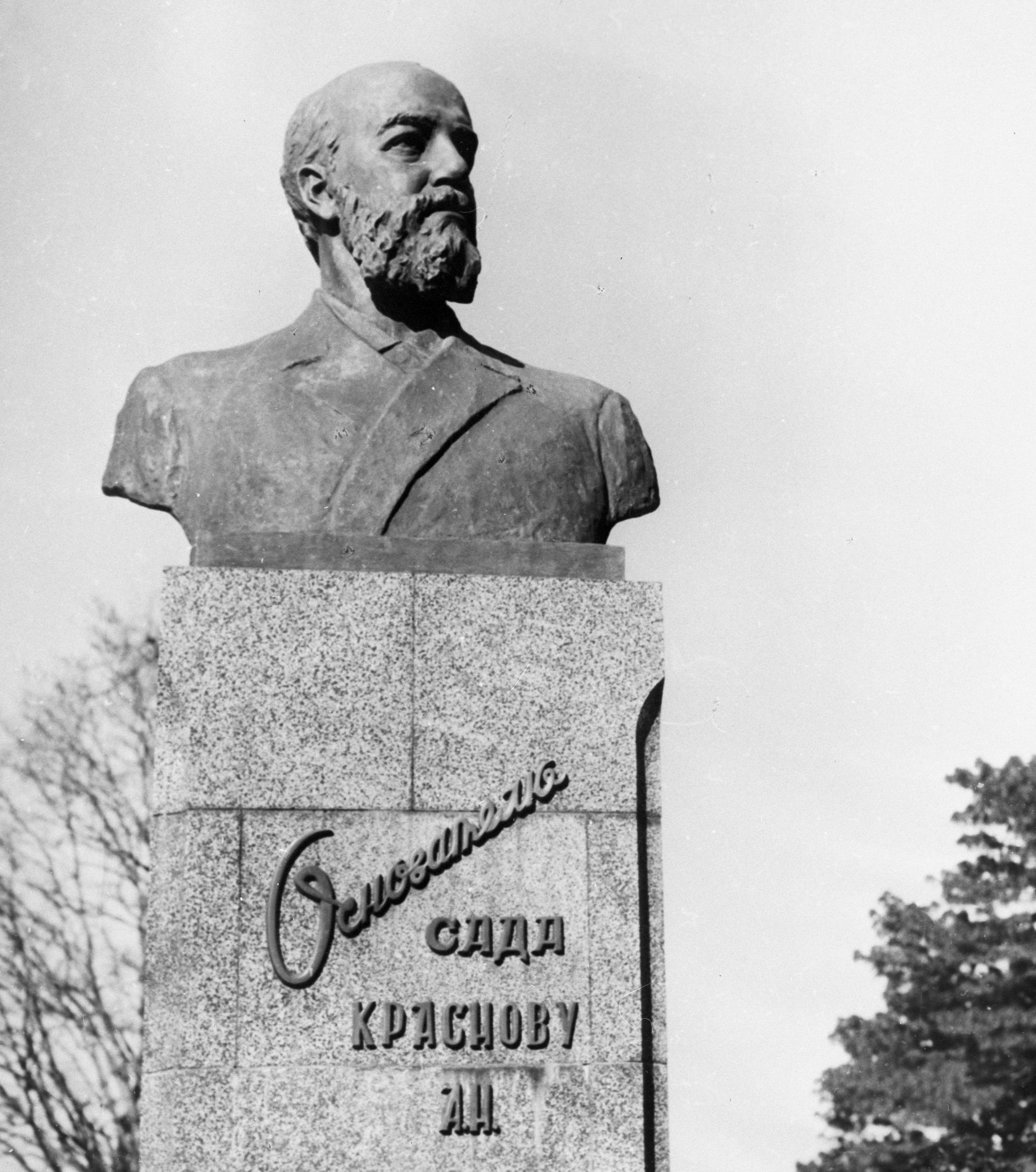 Памятник профессору Андрею Николаевичу Краснову – основателю Батумского ботанического сада.