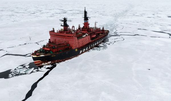 Атомный ледокол "Ямал" во время научно-исследовательских работ в Карском море
