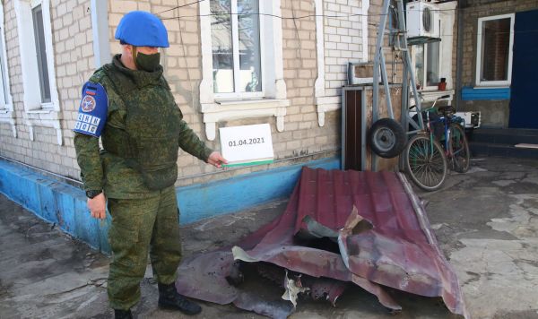 Представитель СЦКК ДНР фиксирует повреждения в результате артобстрела в поселке Александровка Донецкой области, 1 апреля 2021