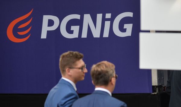 Баннер с логотипом Польской нефтяной и газовой компании PGNiG на Экономическом форуме в городе Крыница-Здруй