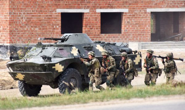 Военнослужащие Украины во время активной фазы совместных военных учений Украины и стран НАТО Rapid Trident-2020 на Яворовском полигоне во Львовской области