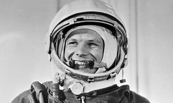 Советский космонавт Юрий Гагарин перед историческим стартом космического корабля "Восток-1" с космодрома Байконур 12 апреля 1961 года