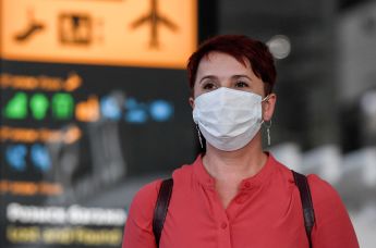 Пассажир в медицинской маске в аэропорту