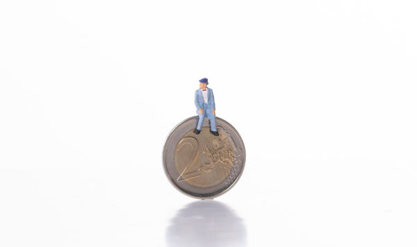 Фигурка пожилого мужчины на монете 2 евро