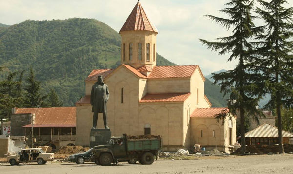 Храм и памятник Владимиру Маяковскому в Багдати, Грузия