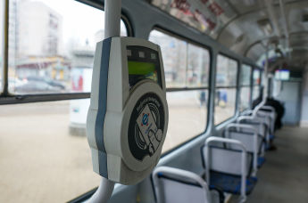 Валидатор е-талона в трамвае в Риге