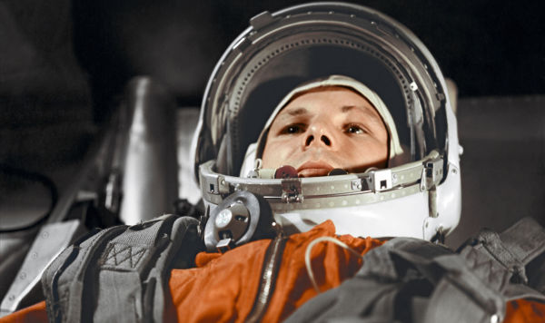 Летчик-космонавт Юрий Гагарин в кабине космического корабля "Восток"