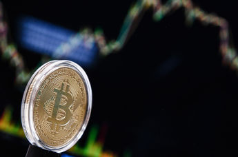 Сувенирная монета криптовалюты биткойн в MaRSe Bitcoin Center в Москве.