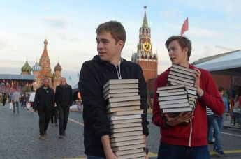 Посетители на Московском фестивале "Книги России" на Красной площади