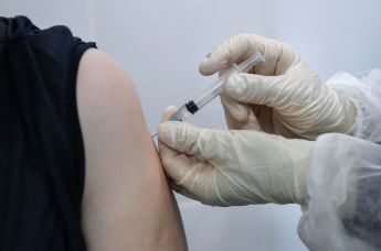 Пациент во время прививки вакциной