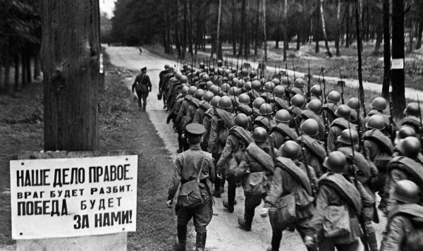 Колонны бойцов движутся на фронт, 1941