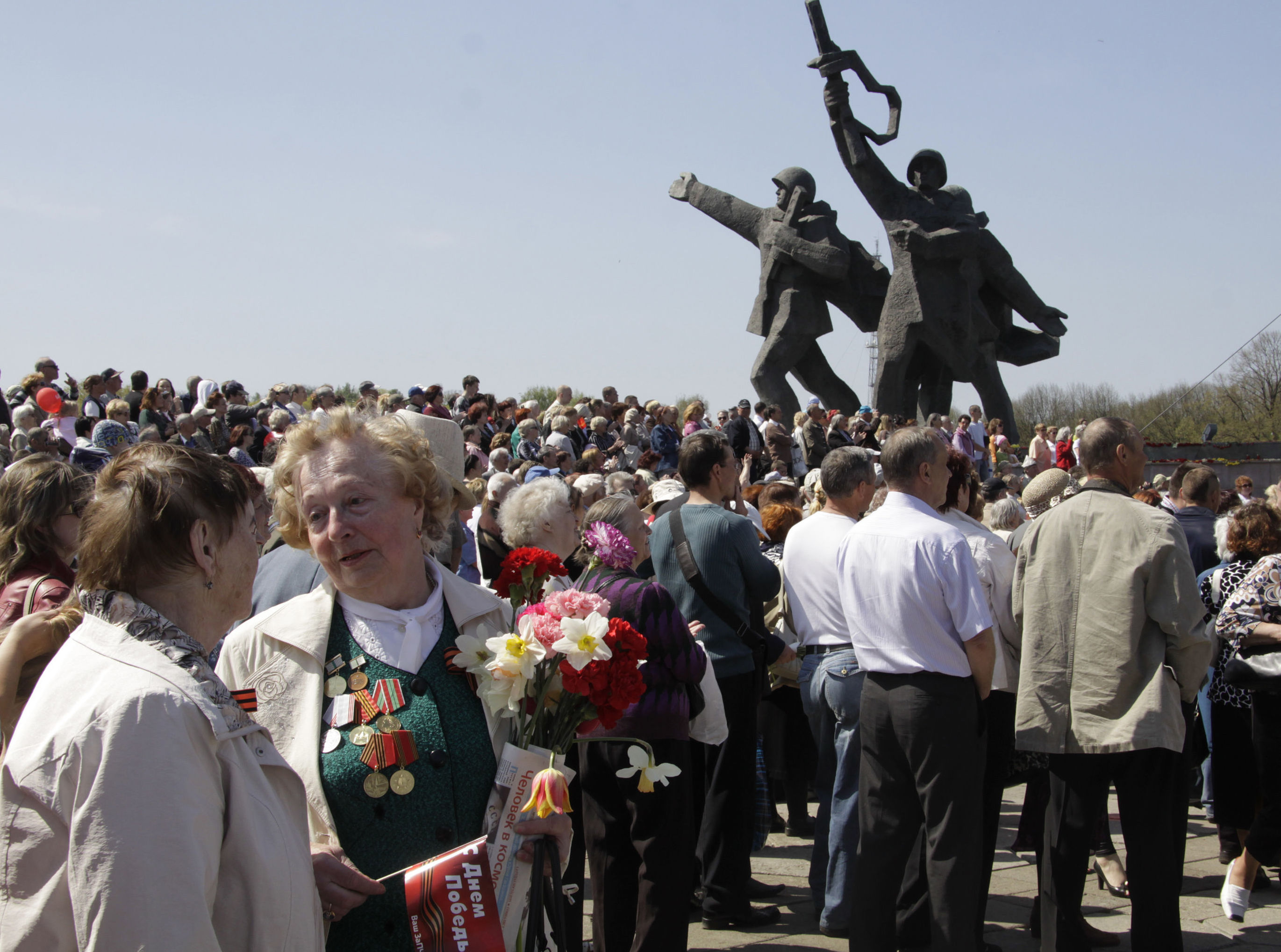 Жители Риги принимают участие в торжествах, посвященных 66-й годовщине Победы в Великой Отечественной войне.