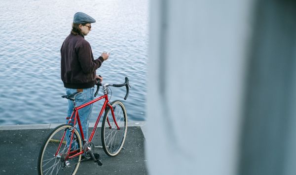 Молодой человек с велосипедом