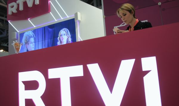 Девушка на стенде телеканала RTVI на 21-й международной выставке CSTB Telecom&Media 2019 в выставочном центре "Крокус Экспо" в Москве