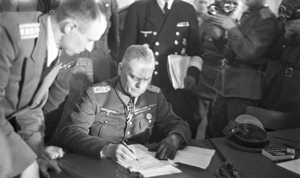 Бывший начальник Верховного главнокомандования Вермахта Вильгельм Кейтель подписывает Акт о безоговорочной капитуляции германских вооружённых сил