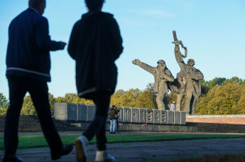 У монумента Освободителям Риги прошло возложение венков и цветов в честь 76 лет освобождения Риги от немецко-фашистских захватчиков, 13 октября 2020