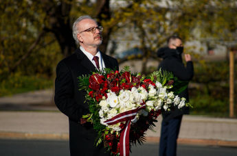 Президент Латвии Эгилс Левитс во время церемонии возложения цветов у памятника Свободы 4 мая