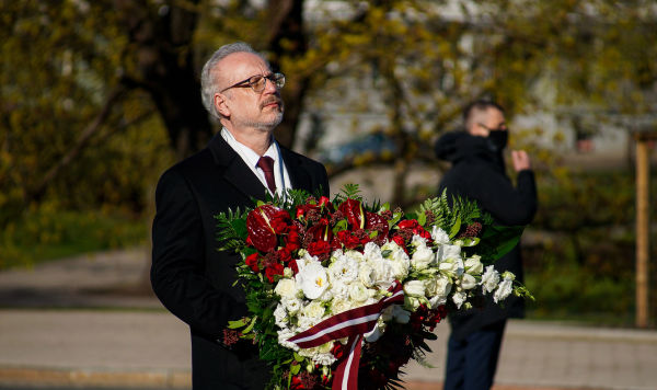Президент Латвии Эгилс Левитс во время церемонии возложения цветов у памятника Свободы 4 мая