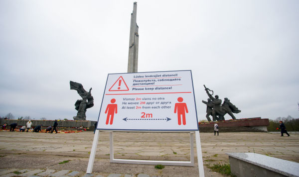Плакат у памятника Освободителям, напоминающий о необходимости соблюдать социальную дистанцию