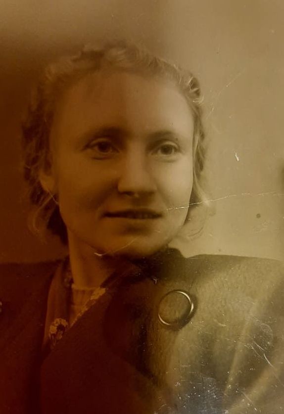 Валентина Антоновна Манько, 15 июля 1922 года  рождения. Была связной в партизанском отряде на Мостовщине, Гродненской области. Фотография 1946-1948 годов.