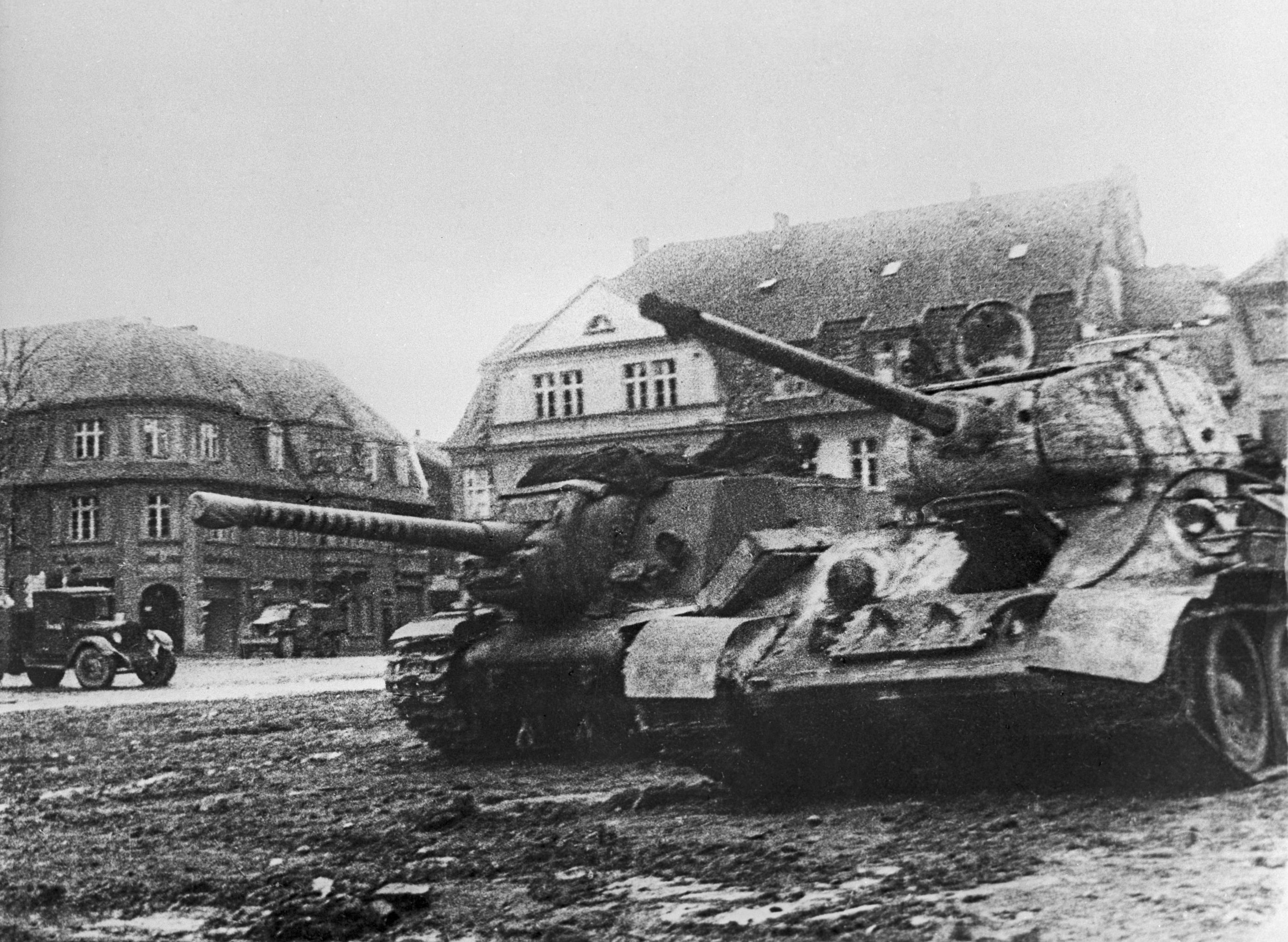 Советские танки в населенном пункте на подступах к Кенигсбергу.