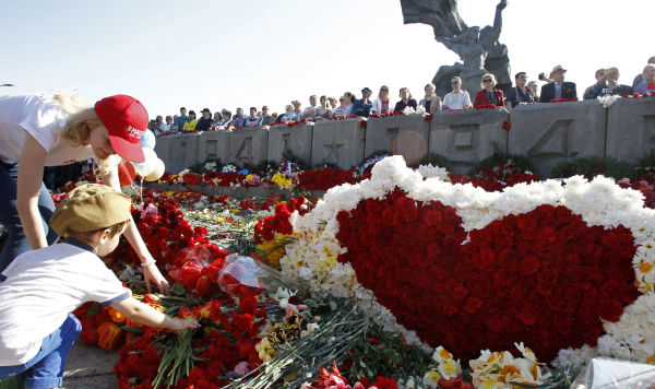 Участники шествия "Бессмертный полк" в честь 71-й годовщины Победы в Великой Отечественной войне 1941-1945 годов возлагают цветы к памятнику Советским войнам в Риге.