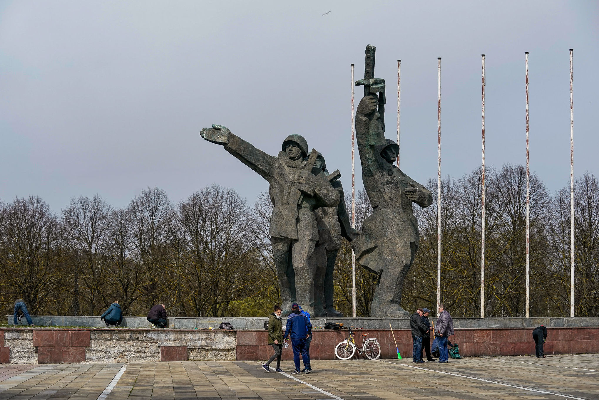 Субботник у памятника Освободителям Риги
