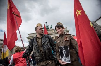 Участники акции "Бессмертный полк" в Берлине.