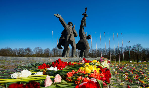 Цветы у памятника Освободителям Риги