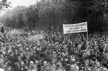 Демонстрация трудящихся города Риги, требующих присоединения Латвии к СССР, 1940