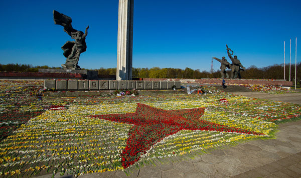 Красная звезда из цветов у памятника Освободителям Риги, выложенная волонтерами