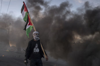 Протестующий во время столкновений на границе Палестины и Израиля около Рамаллы, 2017 год