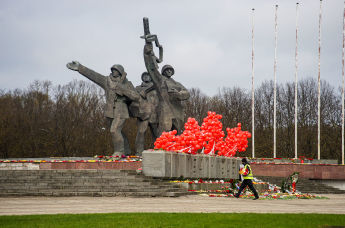 Цветы у памятника Освободителям Риги, 9 мая 2021
