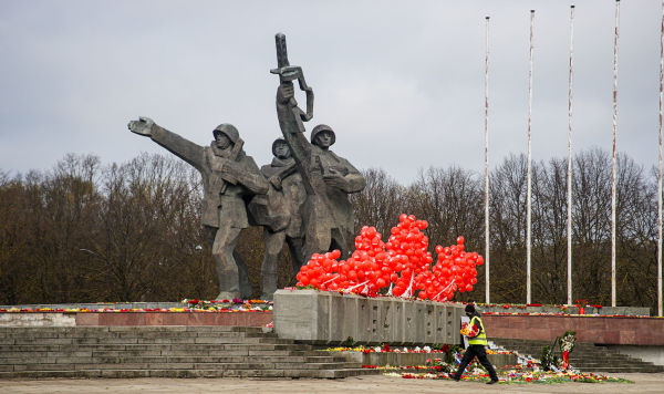 Цветы у памятника Освободителям Риги, 9 мая 2021