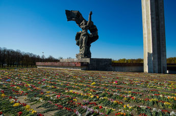 Цветы у памятника Освободителям Риги