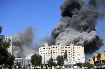 Полное обрушение в результате израильского авиаудара здания в секторе Газа, где находились офисы международных СМИ