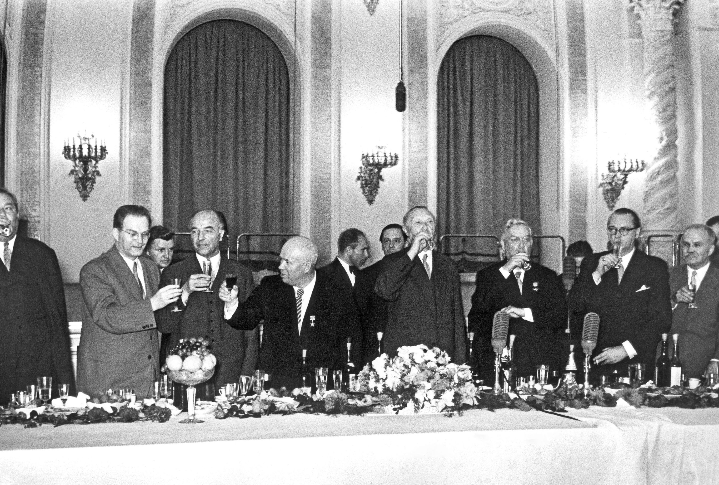 Федеральный канцлер ФРГ Конрад Аденауэр на приеме в Кремле, 1955 год