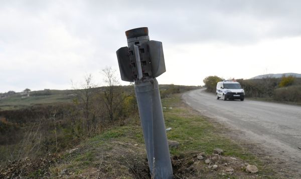 Неразорвавшийся снаряд на обочине дороги в Физули