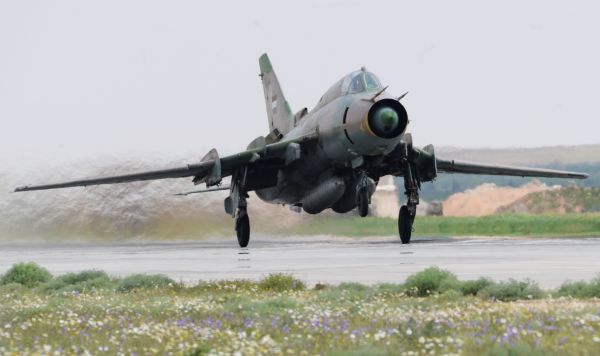 Истребитель-бомбардировщик СУ-17 сирийских военно-воздушных сил на аэродроме "Шайрат"