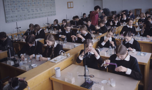 Урок химии в средней школе-интернате, открытой в новом жилом квартале Лаздинай города Вильнюса Литовской ССР.