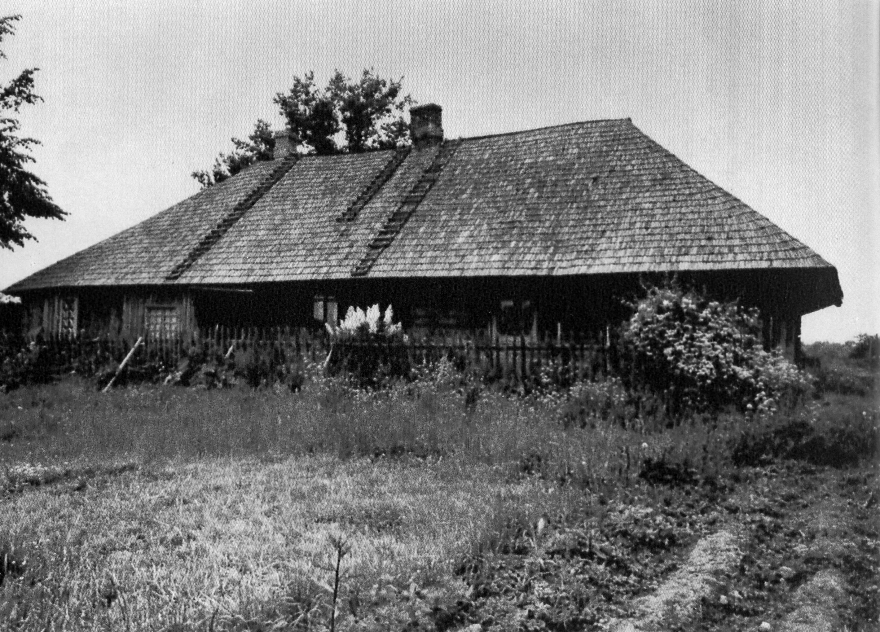 Типичный латышский крестьянский дом на хуторе. 1940 г.