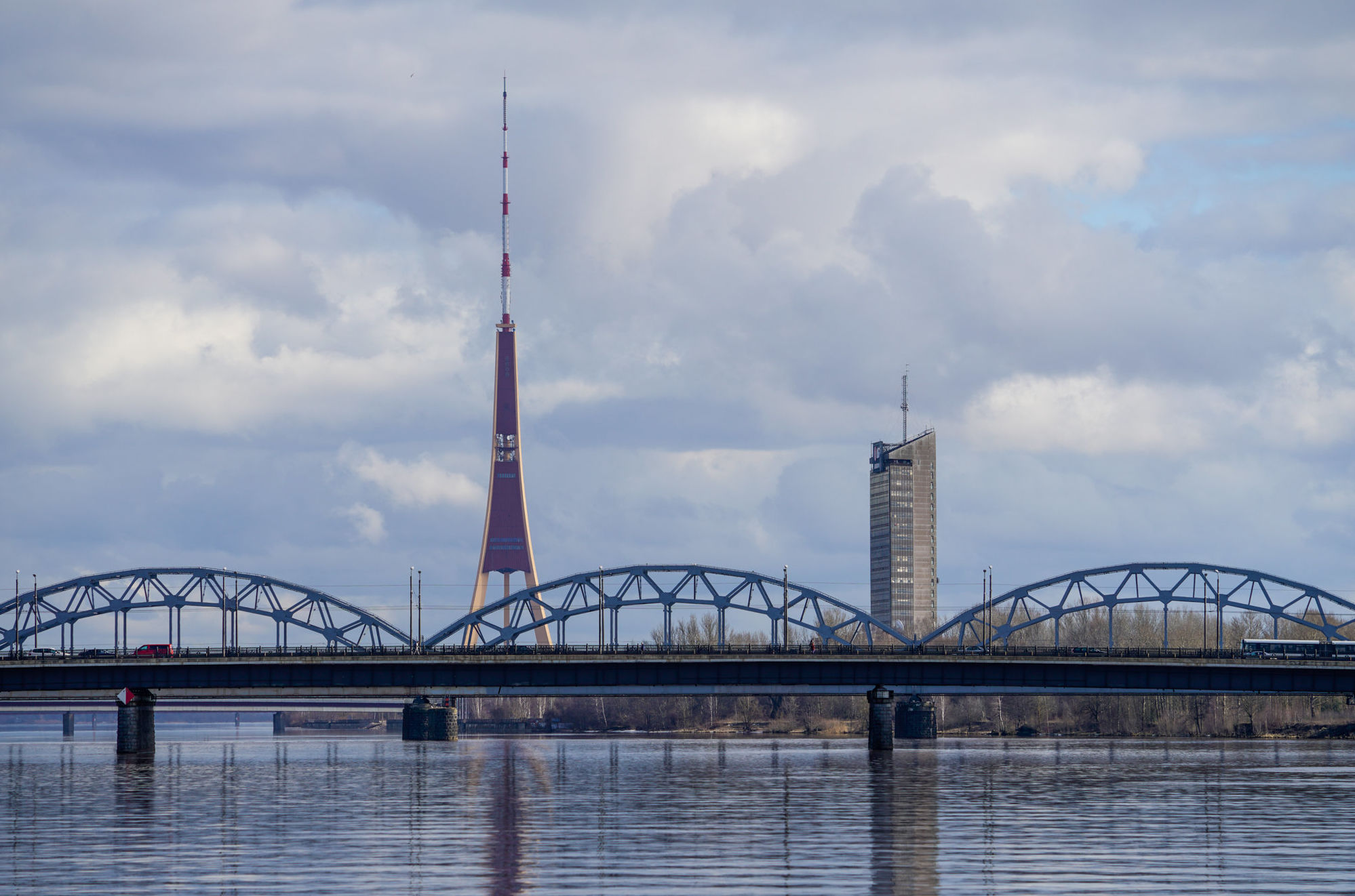 Железнодорожный мост через Даугаву на фоне телевизионной башни и Латвийского телецентра