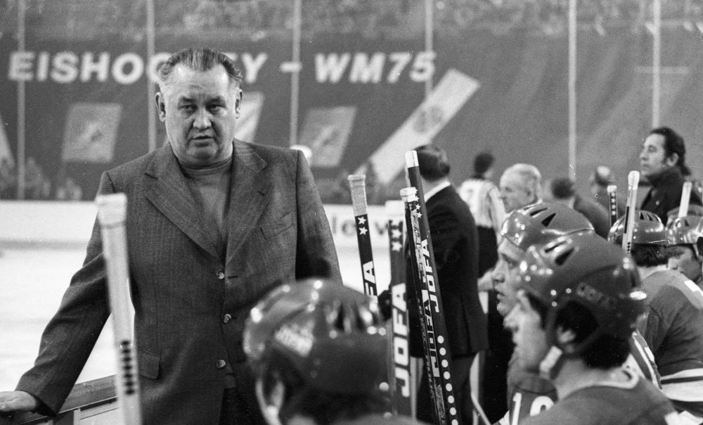 Старший тренер сборной команды СССР по хоккею Борис Кулагин