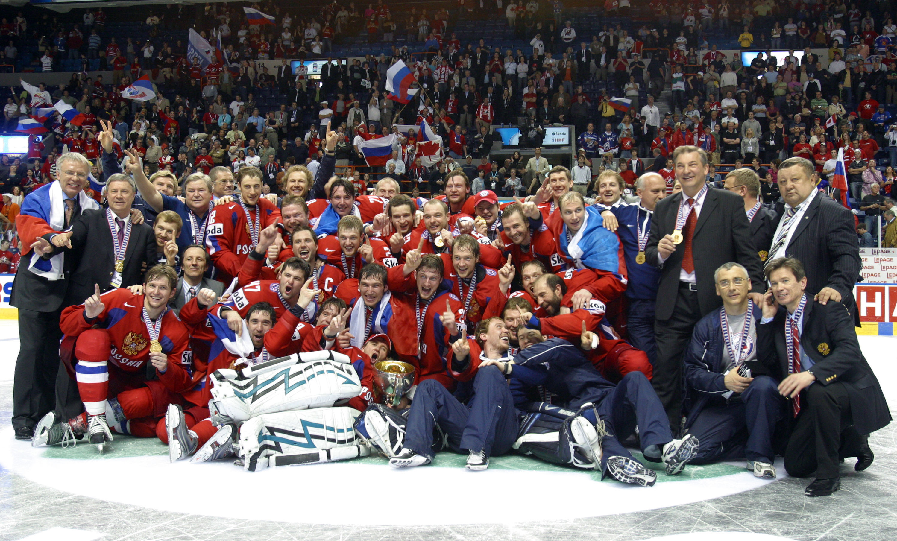 Сборная России по хоккею после победы над сборной Канады на Чемпионате мира по хоккею в 2008 году