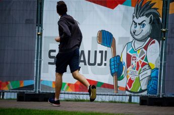 Информационный плакат с изображением Ежа Спайки, талисмана Чемпионата мира – 2021 по хоккею, на одной из улиц в Риге