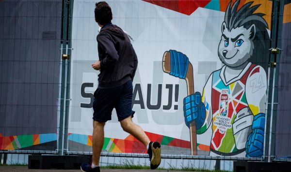 Информационный плакат с изображением Ежа Спайки, талисмана Чемпионата мира – 2021 по хоккею, на одной из улиц в Риге