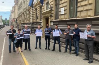 Пикет в поддержку правозащитника Сергея Середенка у посольства Эстонии в Риге, 8 июня 2021